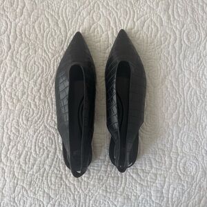 H&M Slingback Flats in Croc Black. Size 8